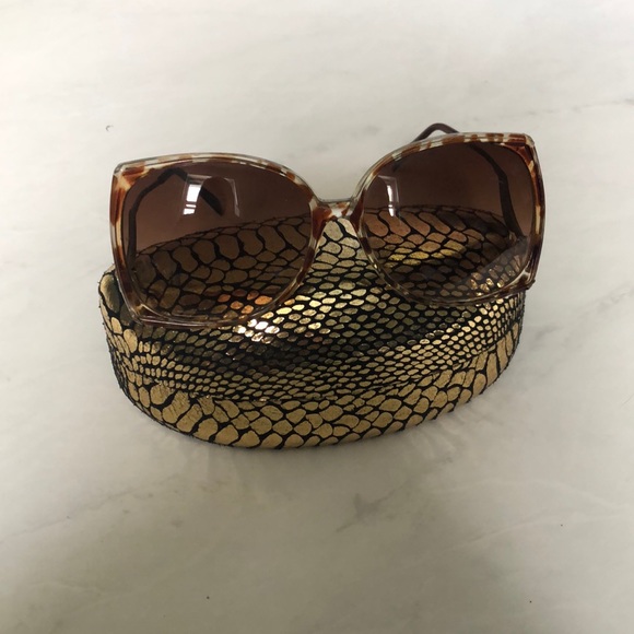 💕 3/$15 Joan Boyce sunglasses and case - Picture 4 of 5